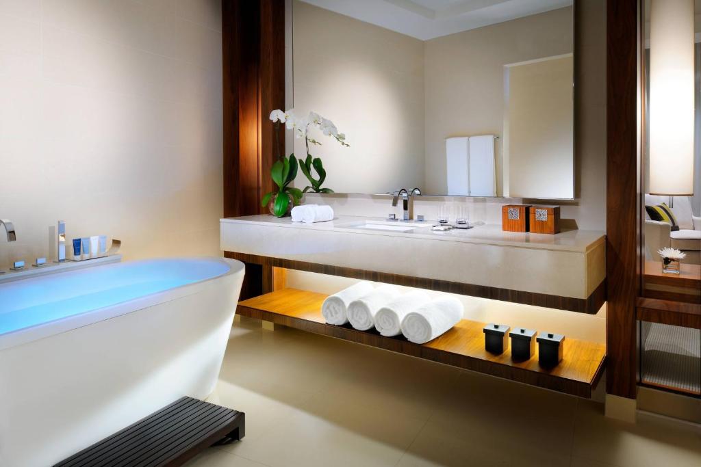 a bathroom with a tub and a sink at JW Marriott Marquis Hotel Dubai in Dubai