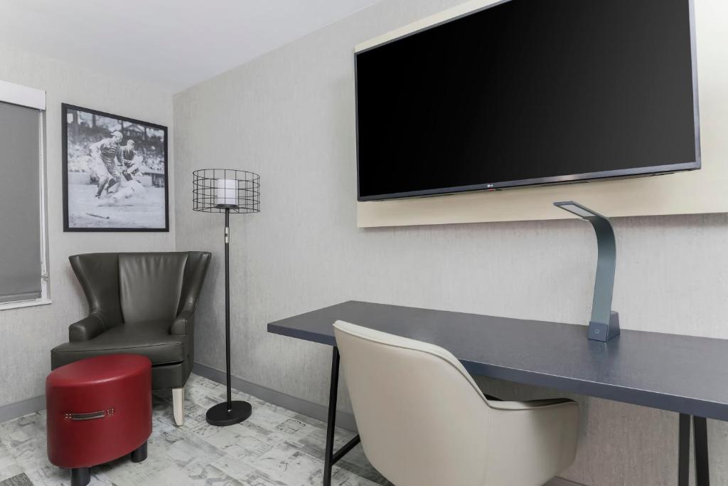 TV a/nebo společenská místnost v ubytování Four Points by Sheraton Amarillo Central