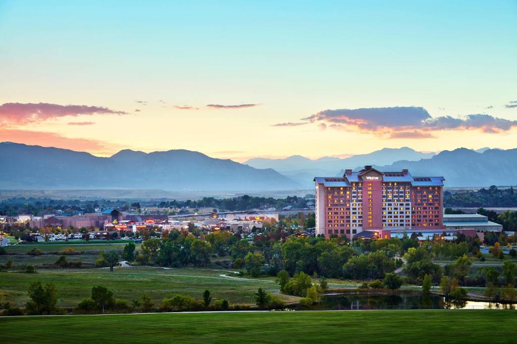 The Westin Westminster في وستمنستر: اطلالة على مدينة يوجد بها مبنى في المقدمة