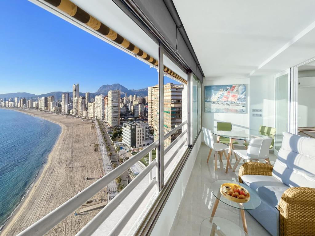 Pokój z balkonem z widokiem na ocean w obiekcie Levante Sunset Luxury apartment Don Miguel w mieście Benidorm