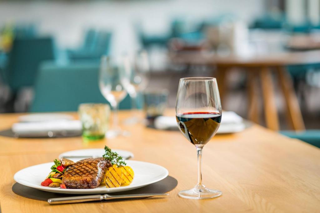 Sheraton Hannover Pelikan Hotel - Resim 41