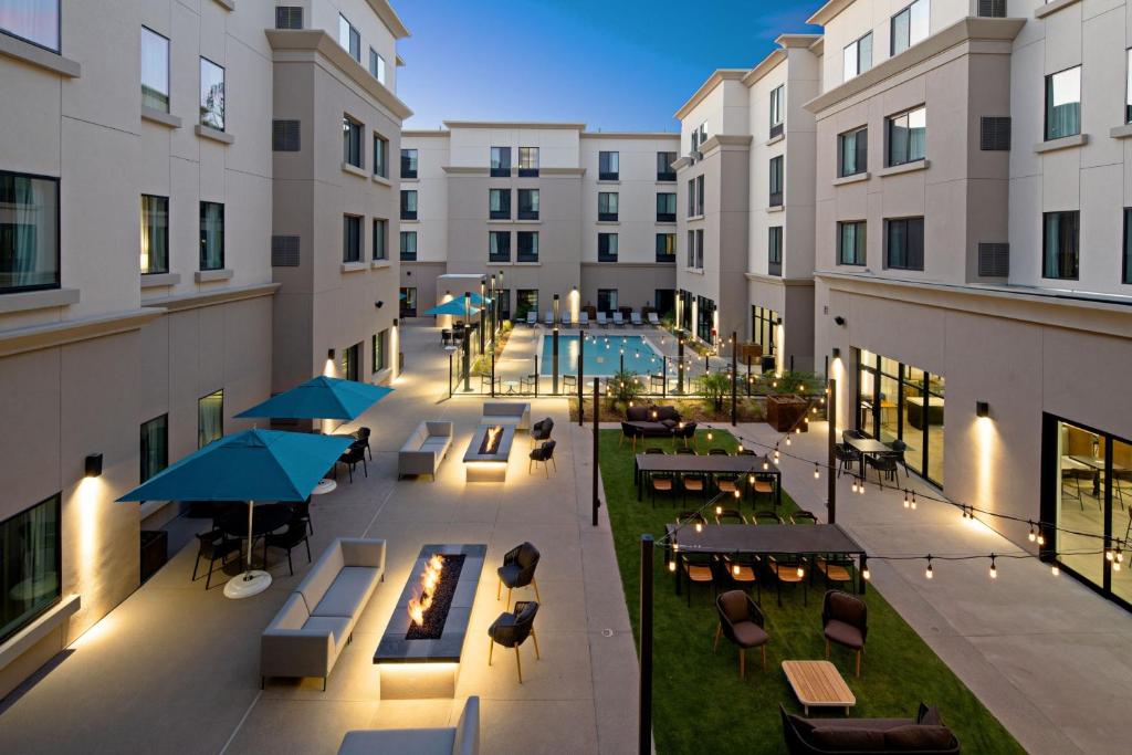 Una vista aérea de un edificio con mesas y sillas. en SpringHill Suites by Marriott Valencia, en Valencia