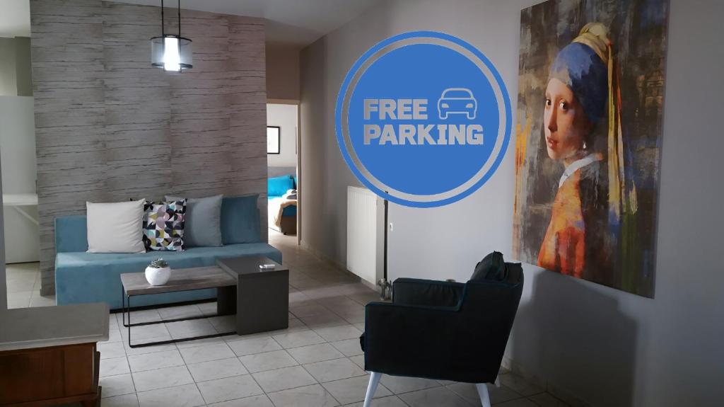 - un salon avec un canapé bleu et un parking gratuit dans l'établissement 03 - Apt in the heart of the city - Heraklion, à Héraklion