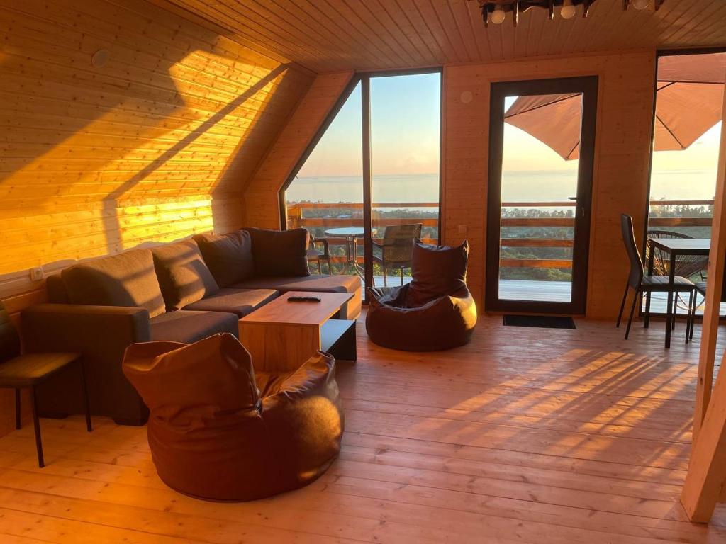 Posezení v ubytování Beautiful Wooden house with seaside views