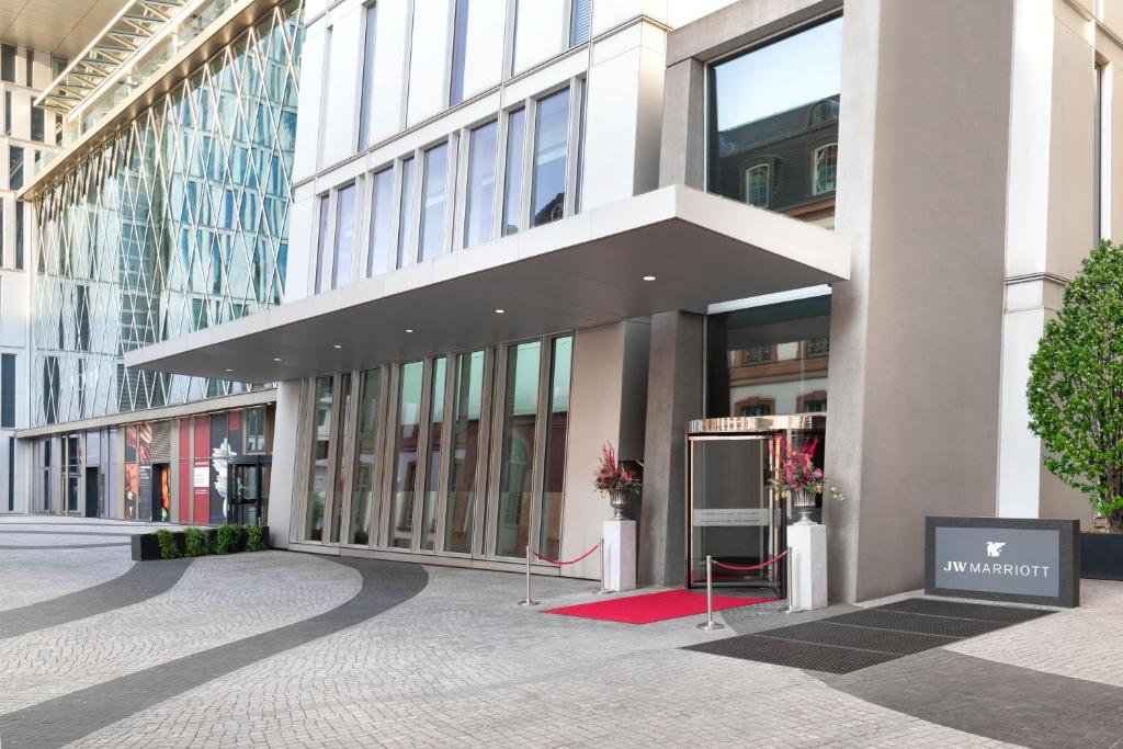 - une vue sur l'entrée d'un bâtiment dans l'établissement JW Marriott Hotel Frankfurt, à Francfort-sur-le-Main