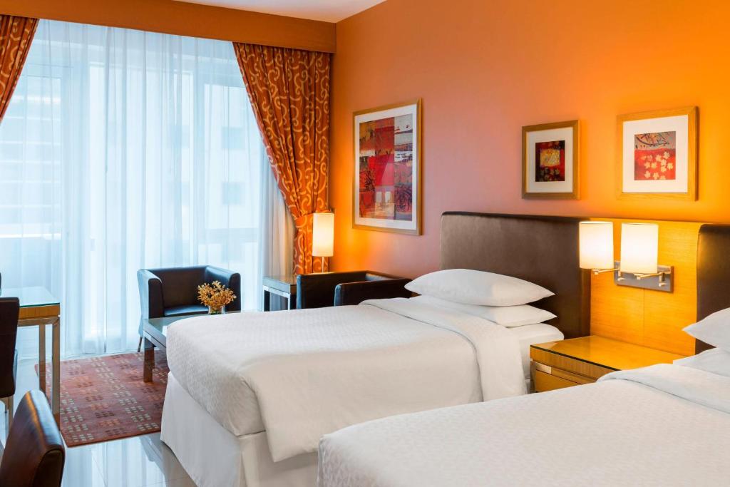 Postel nebo postele na pokoji v ubytování Four Points by Sheraton Bur Dubai