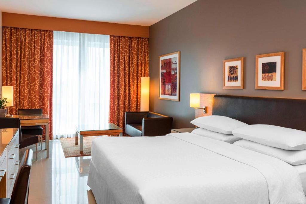 Postel nebo postele na pokoji v ubytování Four Points by Sheraton Bur Dubai
