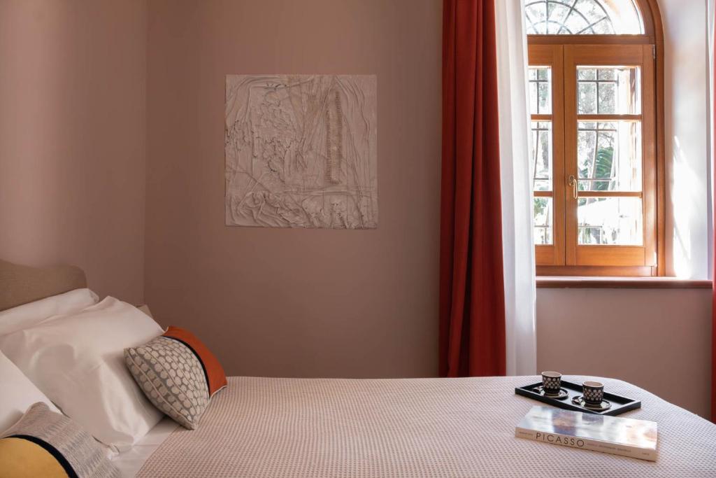 Łóżko lub łóżka w pokoju w obiekcie Sella&Mosca Casa Villamarina