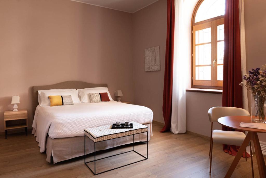 Łóżko lub łóżka w pokoju w obiekcie Sella&Mosca Casa Villamarina