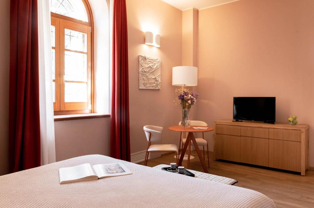 Łóżko lub łóżka w pokoju w obiekcie Sella&Mosca Casa Villamarina