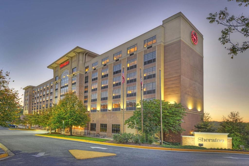 a large building with a clock on the side of it at Sheraton Baltimore Washington Airport - BWI in Linthicum Heights