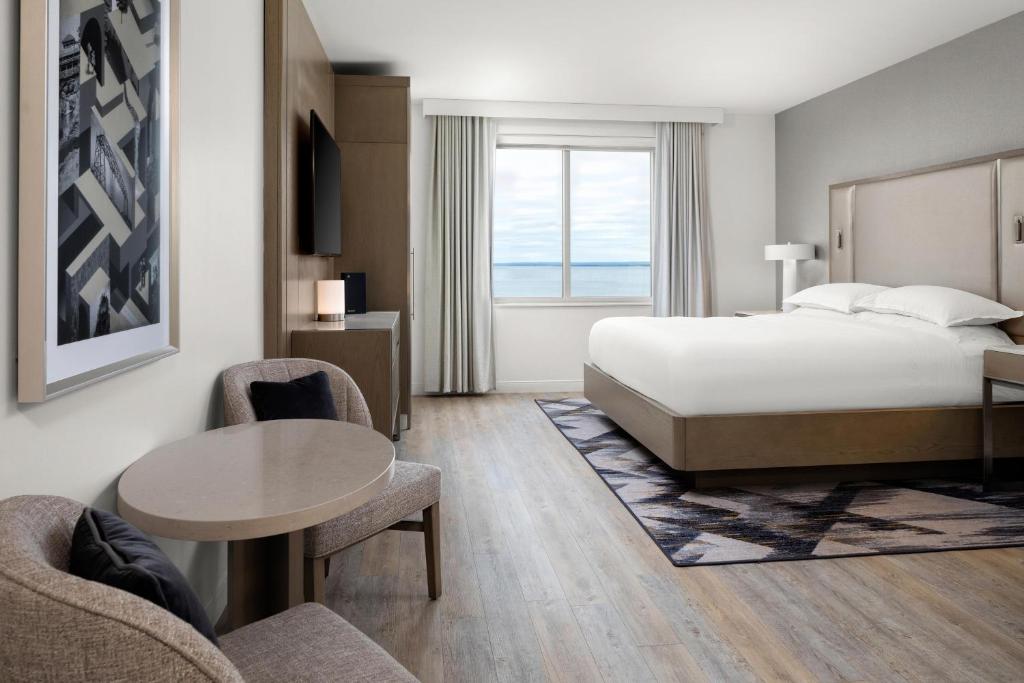 Sheraton Duluth Hotel - Club Level, Larger Guest Room, 1 King, High Floor