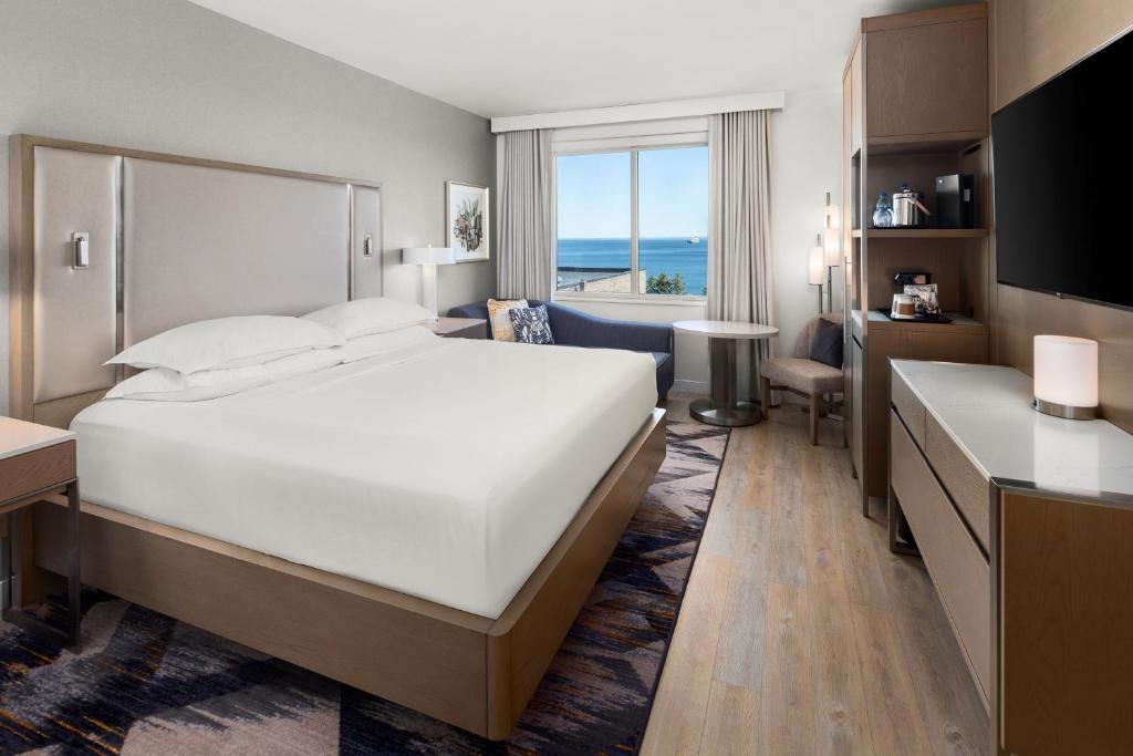 Sheraton Duluth Hotel - Guest Room, 1 King