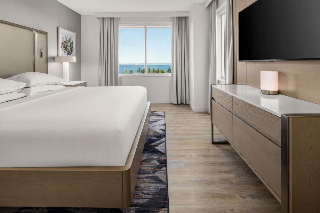 Sheraton Duluth Hotel - Suite, 1 King, Sofa Bed, Lake View, Corner Room