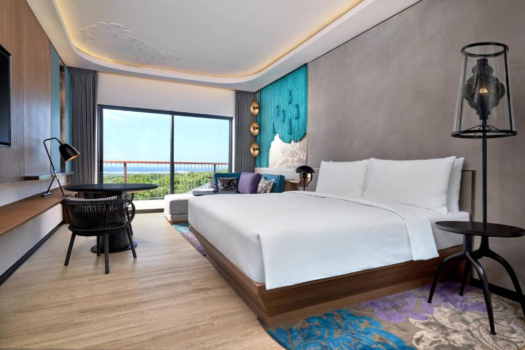 Postel nebo postele na pokoji v ubytování Renaissance Bali Nusa Dua Resort