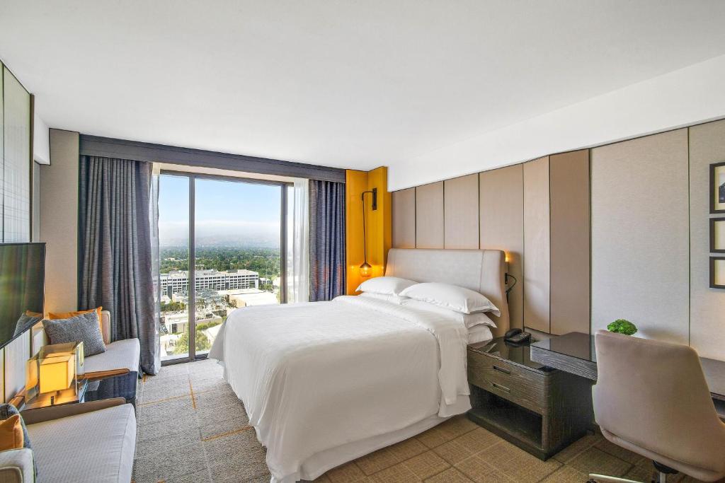 Postel nebo postele na pokoji v ubytování Sheraton Universal