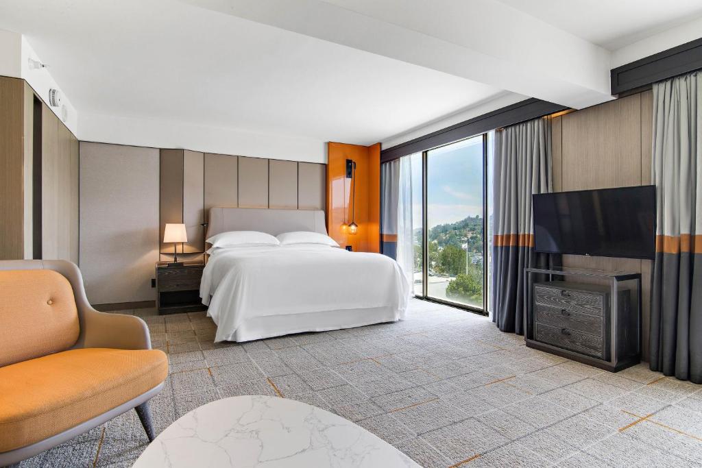 Postel nebo postele na pokoji v ubytování Sheraton Universal