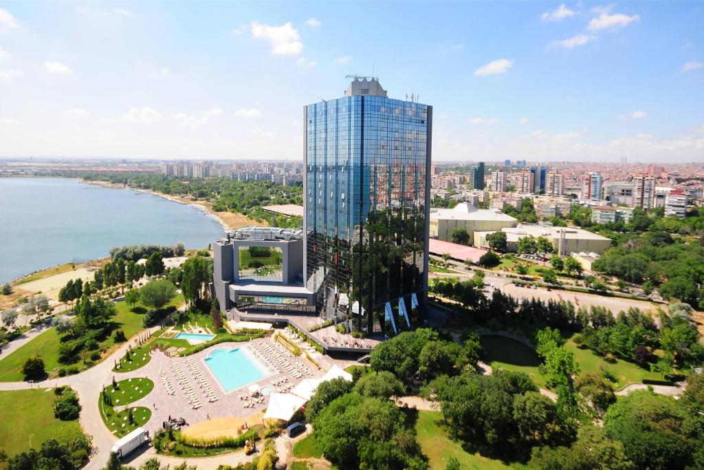 una vista aerea di un edificio alto accanto a un corpo idrico di Sheraton Istanbul Atakoy Hotel a Istanbul