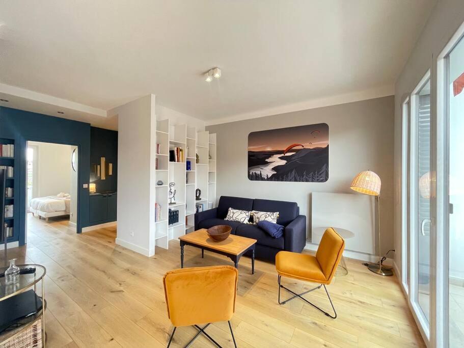 - un salon avec un canapé bleu et des fauteuils orange dans l'établissement Lachenal, centre, balcon avec vue chateau, à Annecy