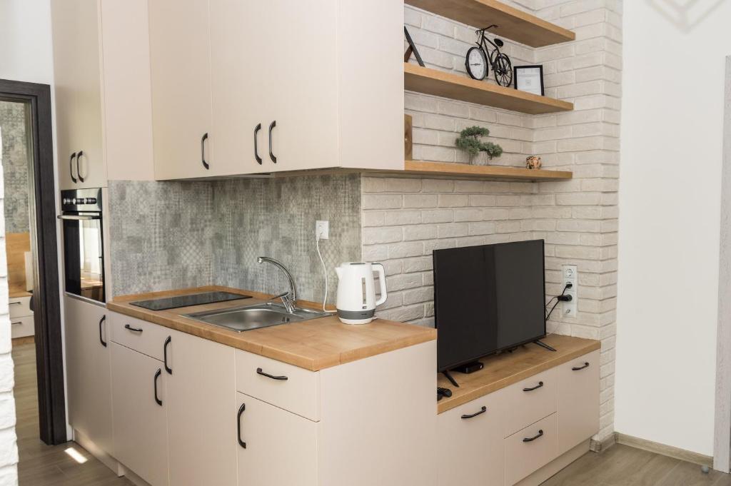 Kuchyň nebo kuchyňský kout v ubytování Alagen Apartments Burgas
