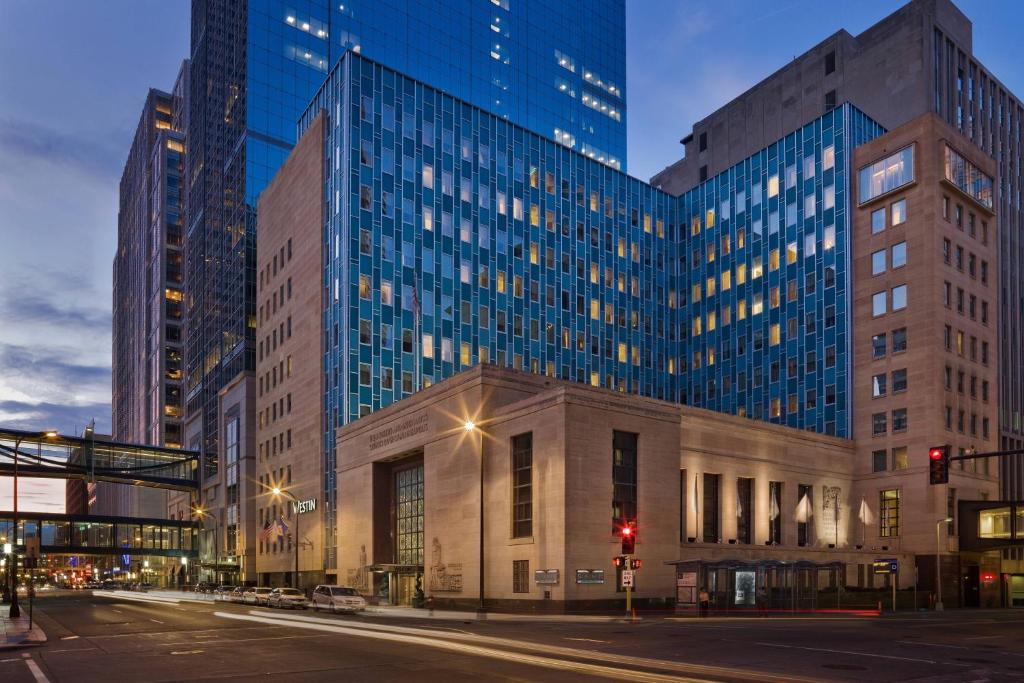 eine Stadt mit hohen Gebäuden und einer Straße in der Nacht in der Unterkunft The Westin Minneapolis in Minneapolis