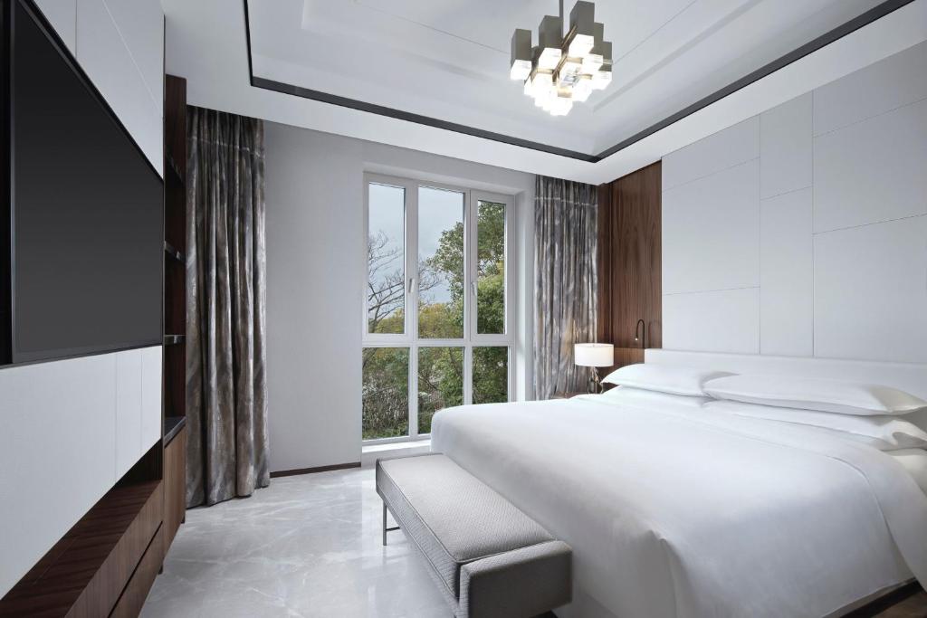 Postel nebo postele na pokoji v ubytování Sheraton Shanghai Chongming Hotel