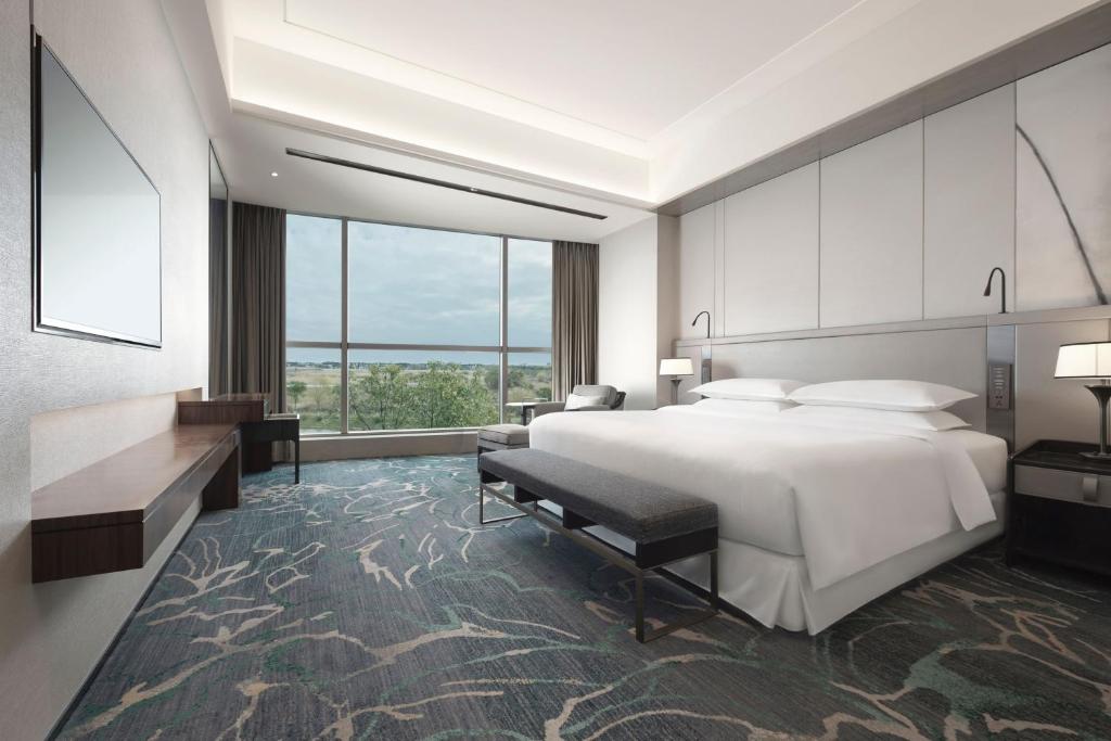 Postel nebo postele na pokoji v ubytování Sheraton Shanghai Chongming Hotel