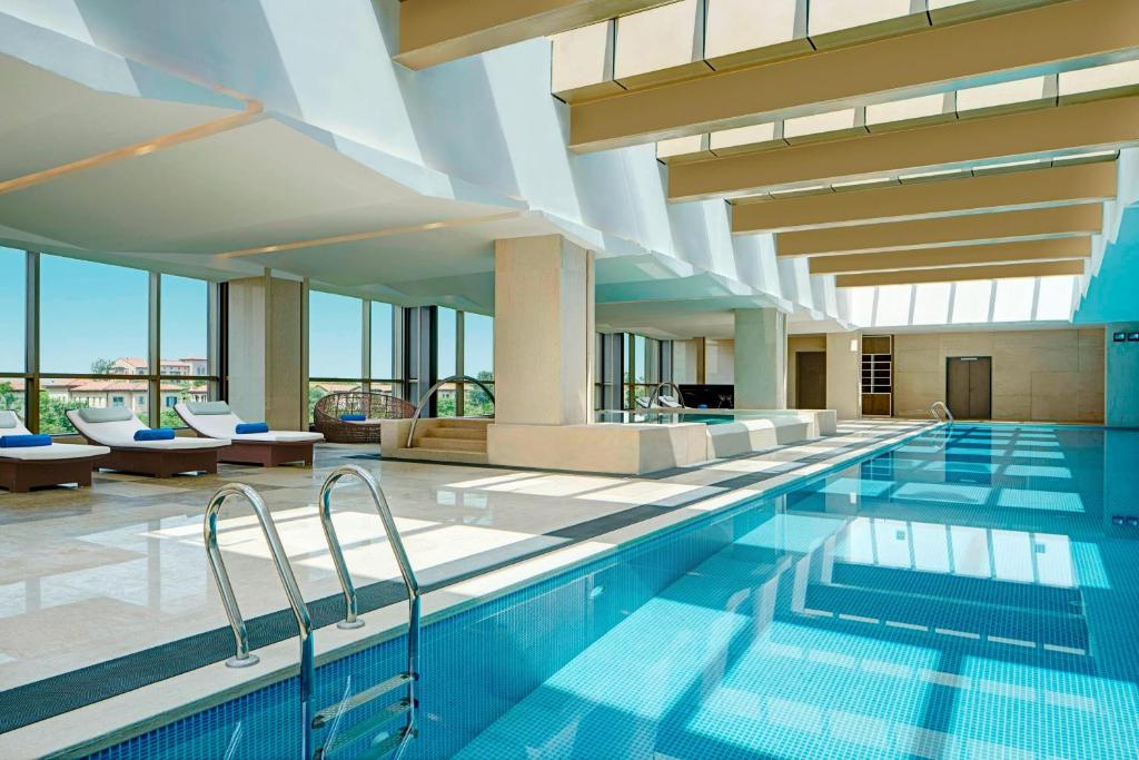 Bazén v ubytování Sheraton Shanghai Chongming Hotel nebo v jeho okolí