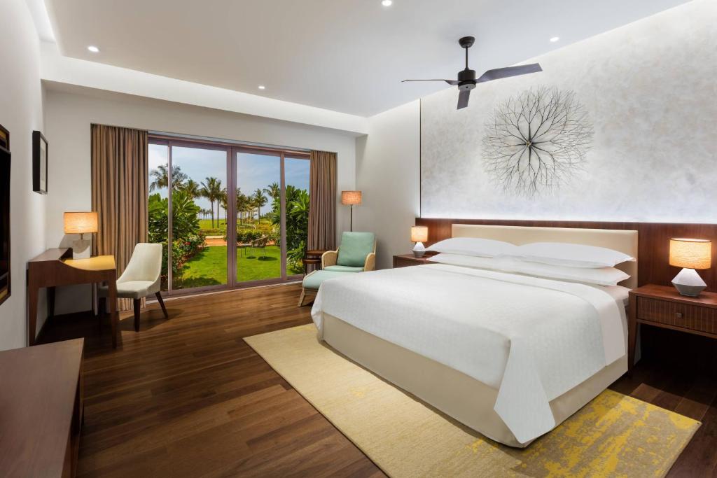 Postel nebo postele na pokoji v ubytování Sheraton Grand Chennai Resort & Spa
