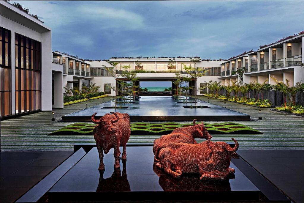 dos estatuas de toros en el suelo de un edificio en Sheraton Grand Chennai Resort & Spa, en Mahabalipuram