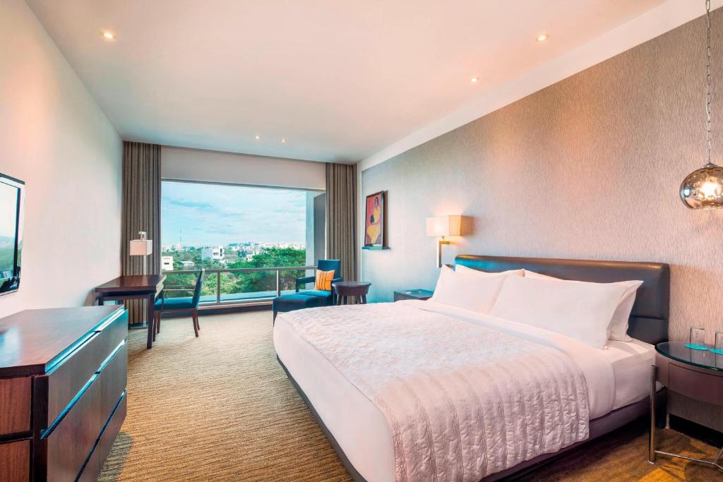 Postel nebo postele na pokoji v ubytování Le Meridien Nagpur