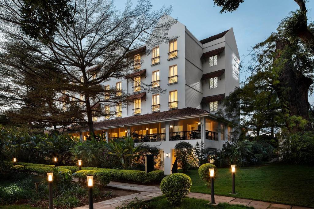 een hotel met verlichting voor een gebouw bij Four Points by Sheraton Arusha, The Arusha Hotel in Arusha