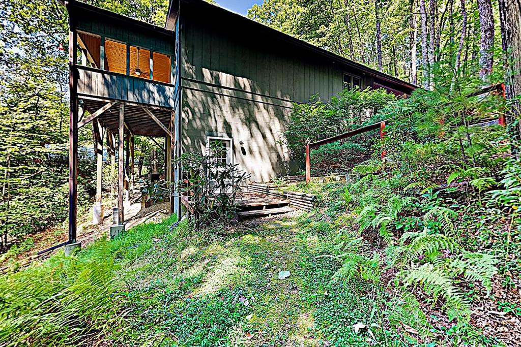 un antiguo edificio en medio de un bosque en Bear Creek Cabin, en Sapphire