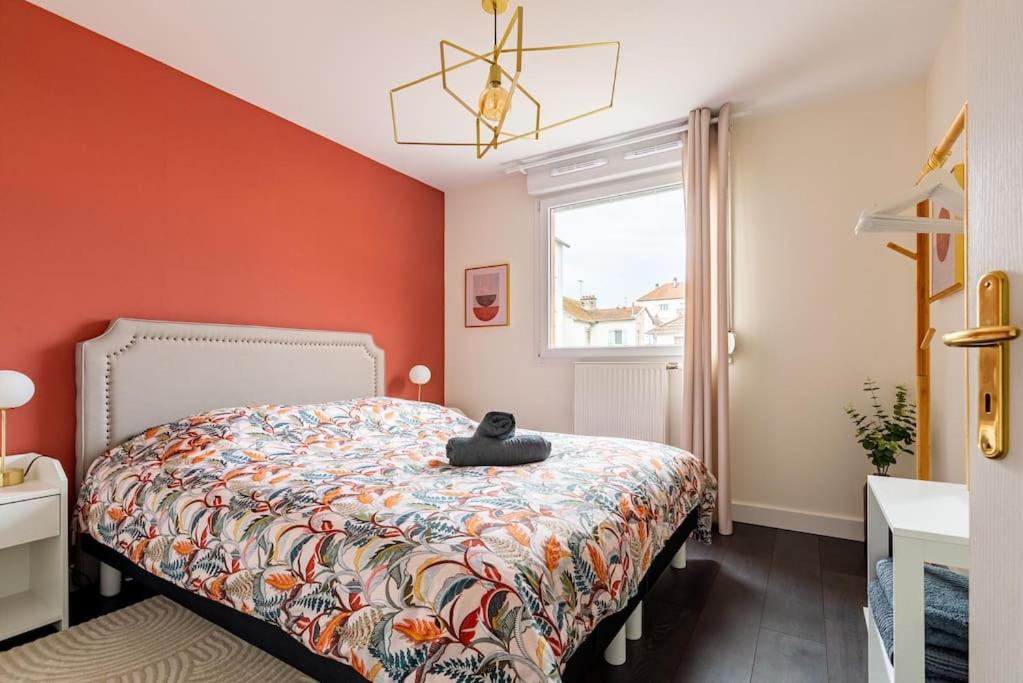 une chambre avec un lit et une fenêtre dans l'établissement Terracotta, chaleureux appartement calme pour 2 personnes, avec Parking privé, idéal séjour business, à Dijon