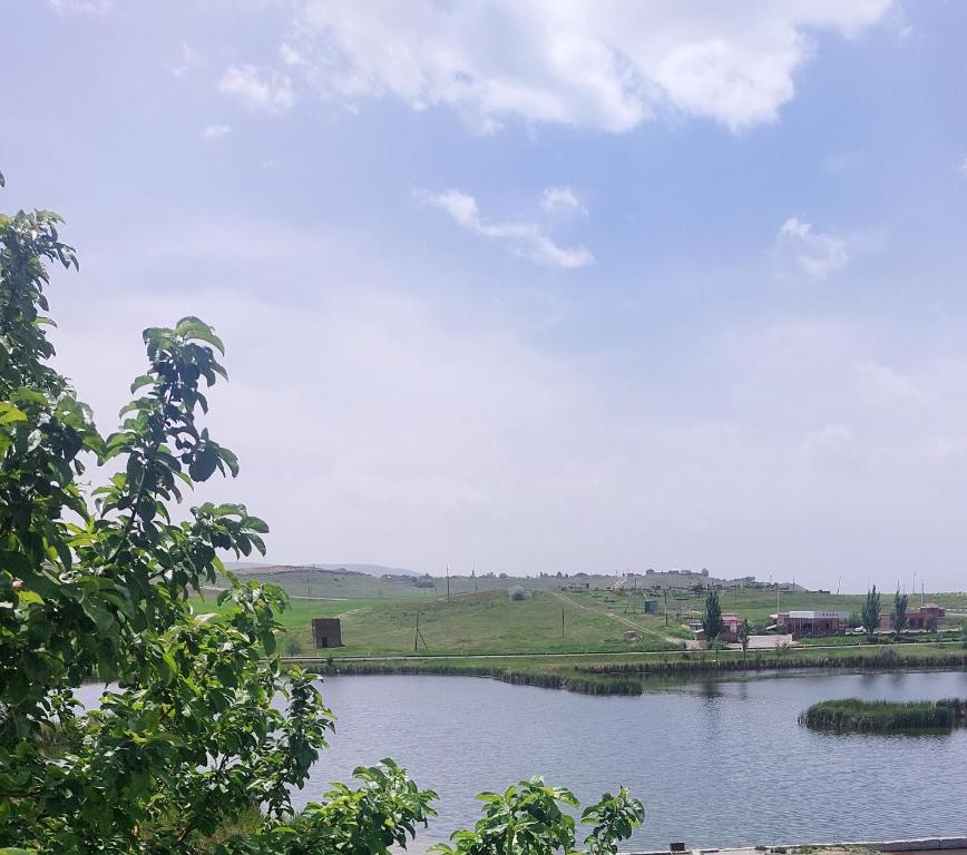 Blick auf einen Wasserkörper mit einem Himmel in der Unterkunft Lake House Gyumri 