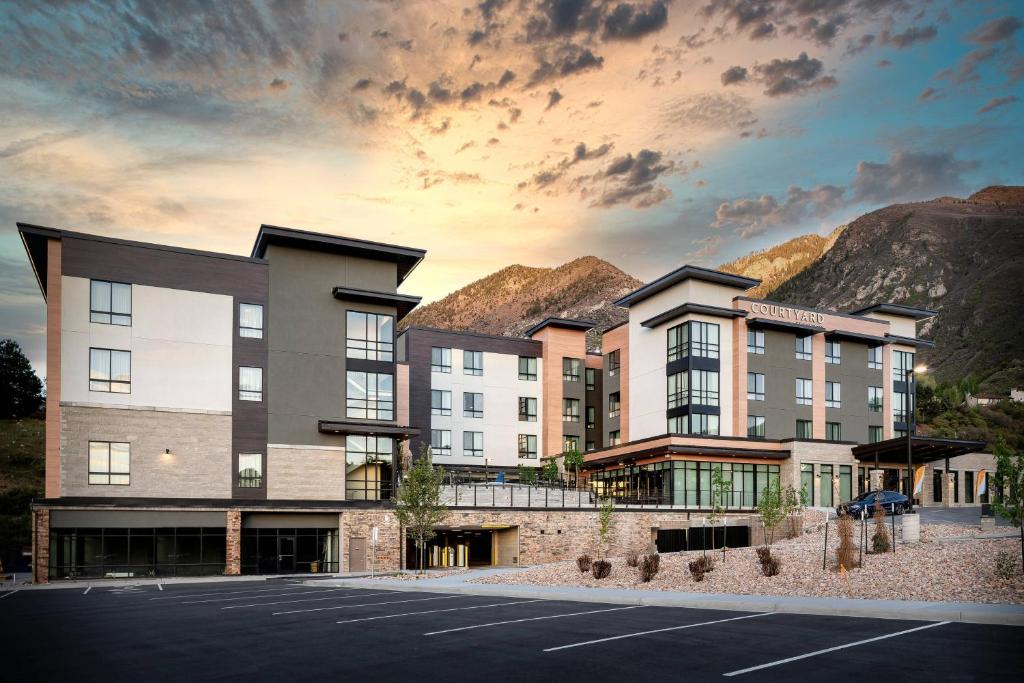 Cottonwood HeightsにあるCourtyard by Marriott Salt Lake City Cottonwoodの山を背景にした建物の描写