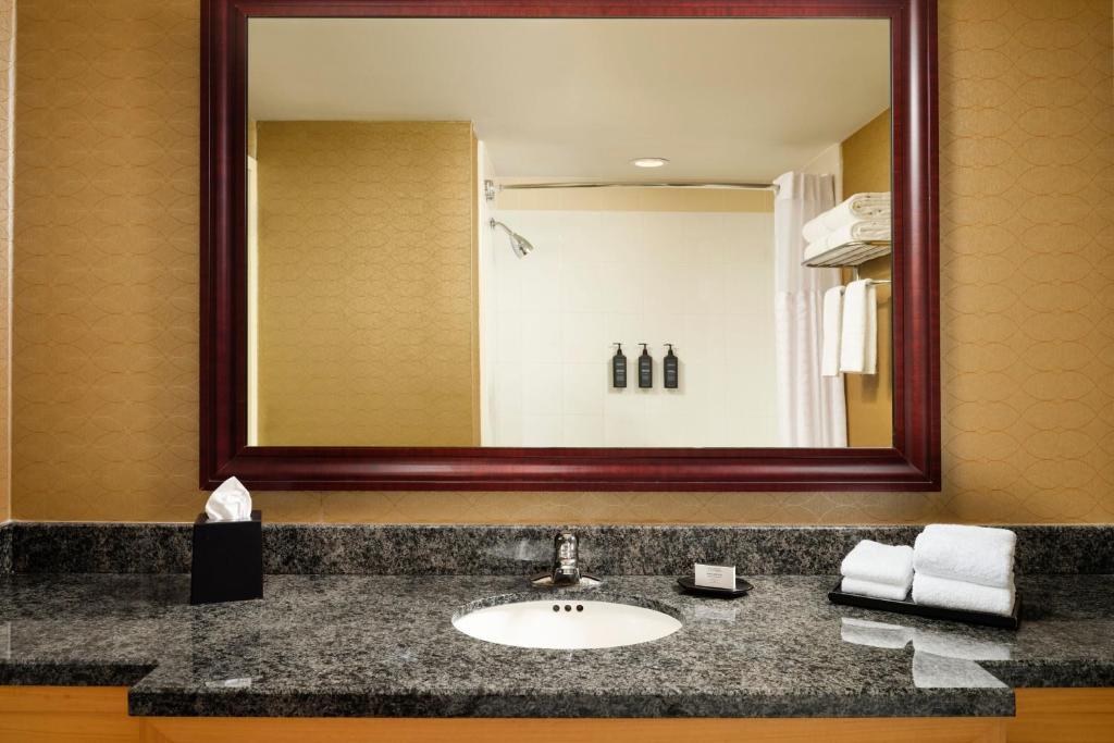 Sheraton Myrtle Beach - Suite Junior, 1 Roi, Canapé-lit, Salle D'angle, Balcon