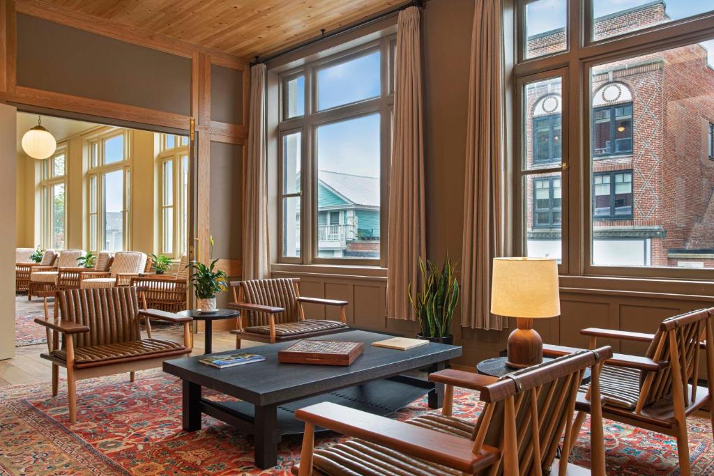 Posezení v ubytování Grand Adirondack Hotel, Lake Placid, a Tribute Portfolio Hotel