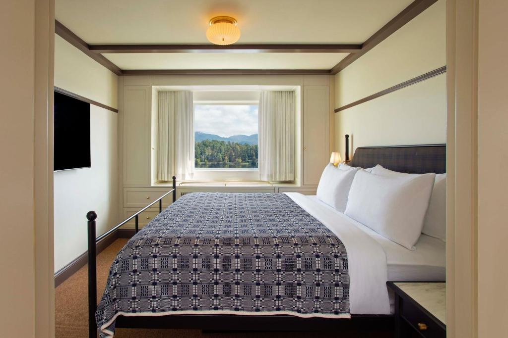 Postel nebo postele na pokoji v ubytování Grand Adirondack Hotel, Lake Placid, a Tribute Portfolio Hotel