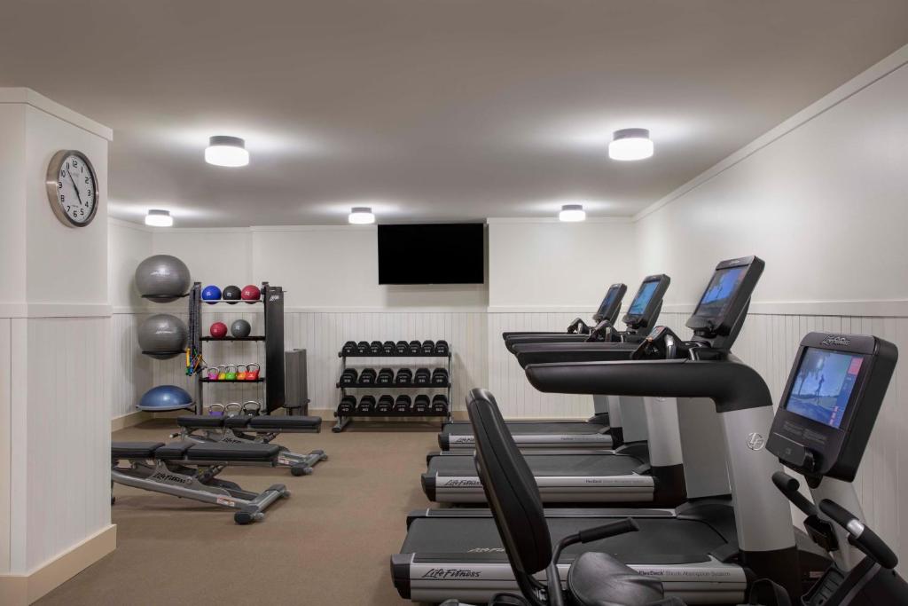 Fitness centrum a/nebo fitness zařízení v ubytování Grand Adirondack Hotel, Lake Placid, a Tribute Portfolio Hotel