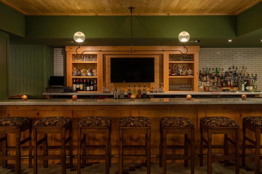 Lounge nebo bar v ubytování Grand Adirondack Hotel, Lake Placid, a Tribute Portfolio Hotel