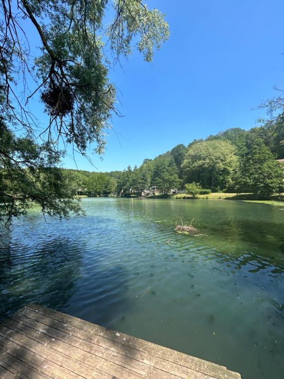 - une vue sur le lac depuis un quai dans l'établissement Adorable F1, au bord du lac d’élancourt village, à Élancourt