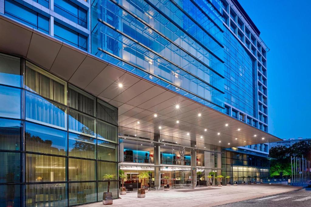 un bâtiment de bureau avec une grande façade en verre dans l'établissement Sheraton Porto Hotel & Spa, à Porto