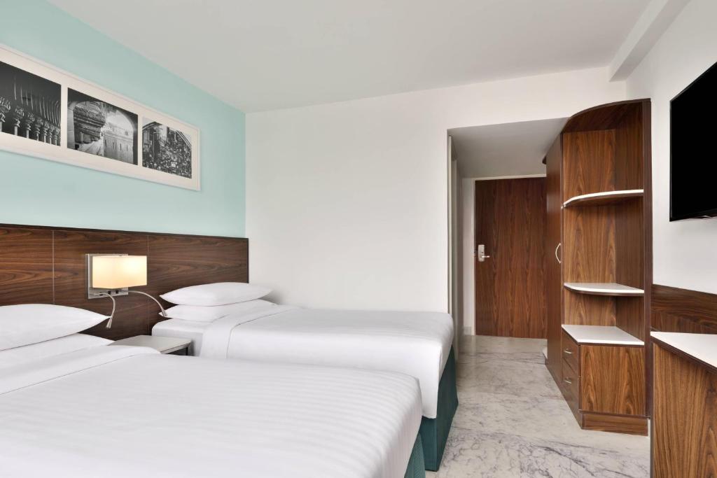 Postel nebo postele na pokoji v ubytování Fairfield by Marriott Pune Kharadi