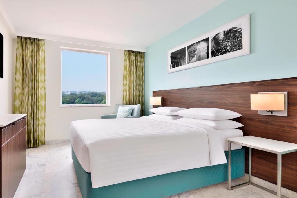 Postel nebo postele na pokoji v ubytování Fairfield by Marriott Pune Kharadi