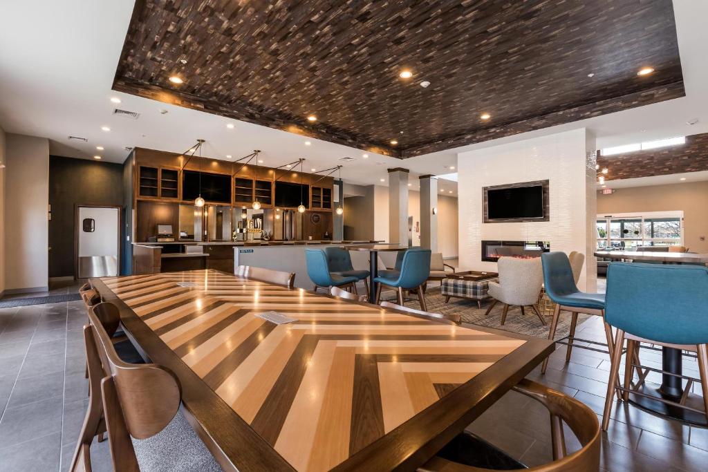 una sala de conferencias con una gran mesa de madera y sillas en Four Points by Sheraton Elkhart en Elkhart