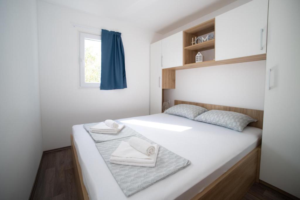 Postel nebo postele na pokoji v ubytování Mobile Home Lana
