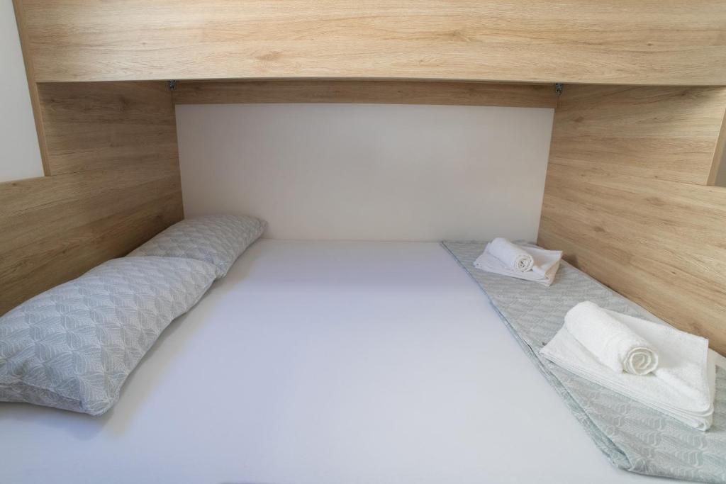 Postel nebo postele na pokoji v ubytování Mobile Home Lana