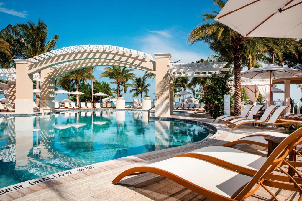 - une piscine dans un complexe avec des chaises et un parasol dans l'établissement Playa Largo Resort & Spa, Autograph Collection, à Key Largo