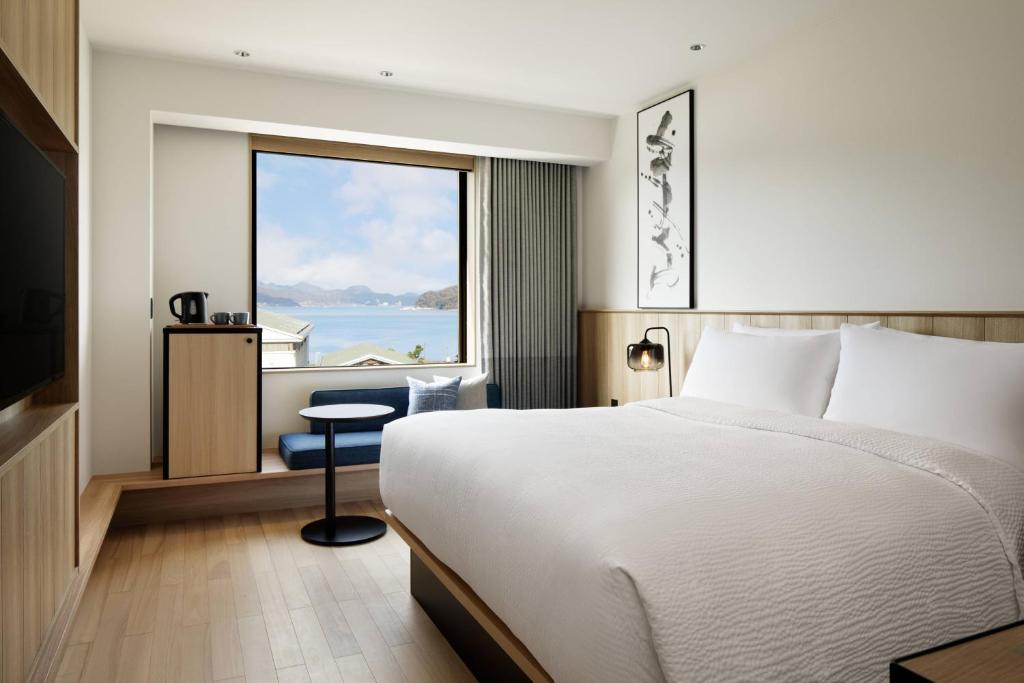 Postel nebo postele na pokoji v ubytování Fairfield by Marriott Kyoto Amanohashidate